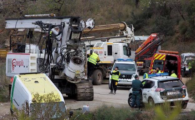 Llegada de maquinaria pesada que se incorpora a los trabajos de rescate de Julen.