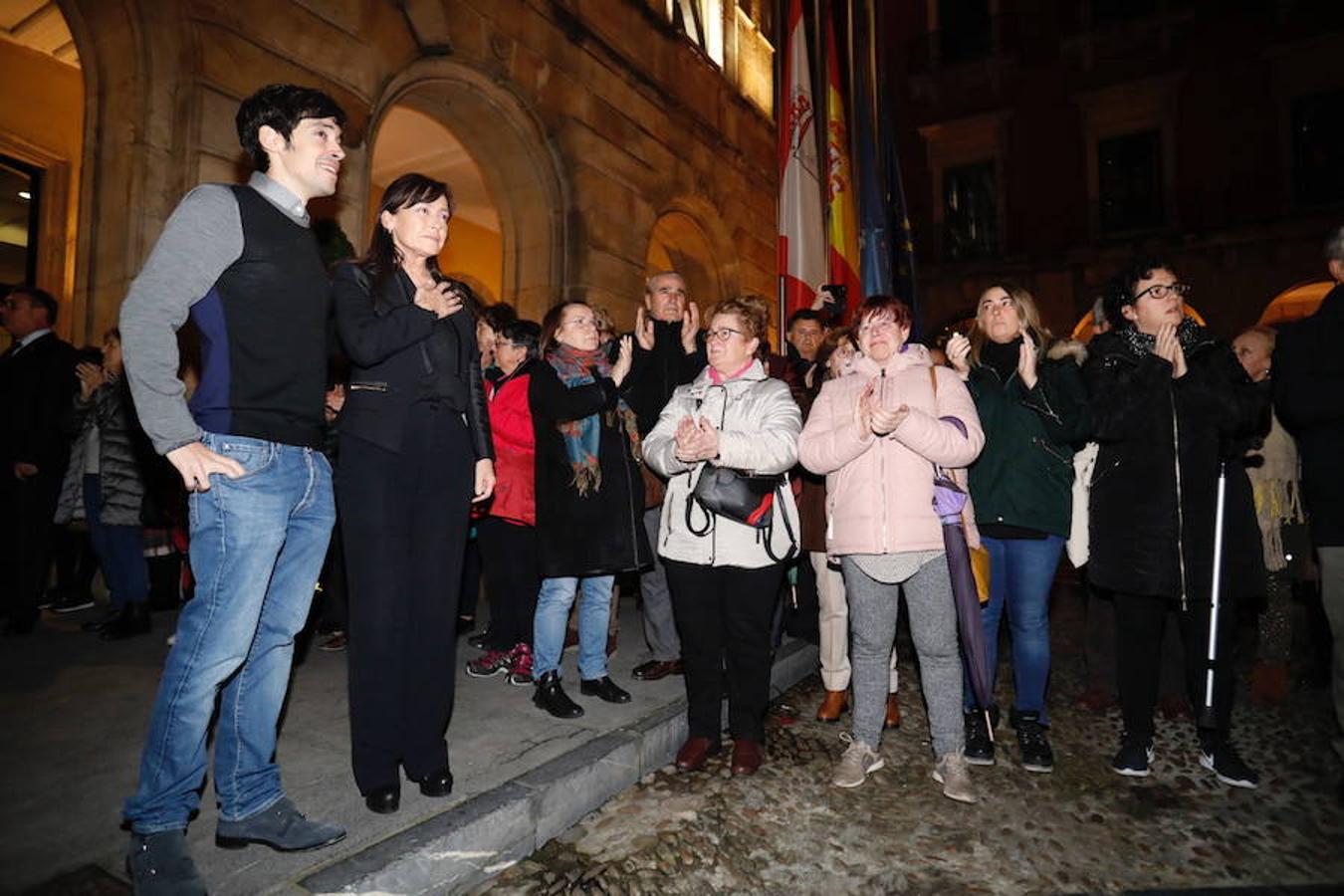 La capilla ardiente se trasladó, esta mañana, de la Junta General al Ayuntamiento de Gijón donde permanecerá hasta las 19 horas de viernes