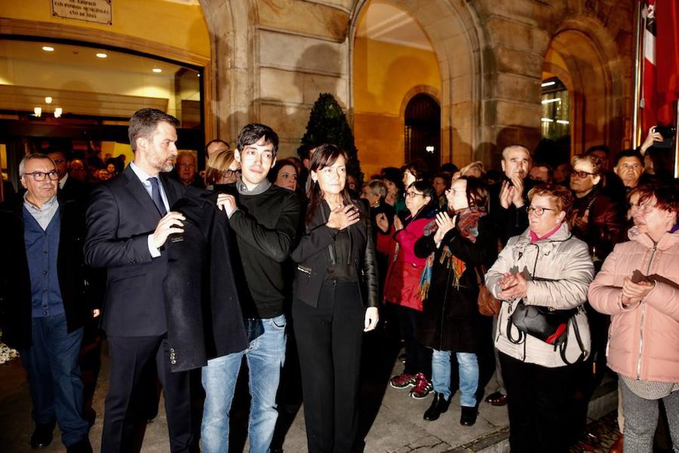 La capilla ardiente se trasladó, esta mañana, de la Junta General al Ayuntamiento de Gijón donde permanecerá hasta las 19 horas de viernes