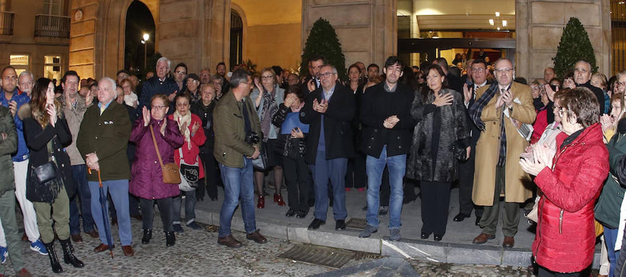 La capilla ardiente se trasladó, esta mañana, de la Junta General al Ayuntamiento de Gijón donde permanecerá hasta las 19 horas de viernes