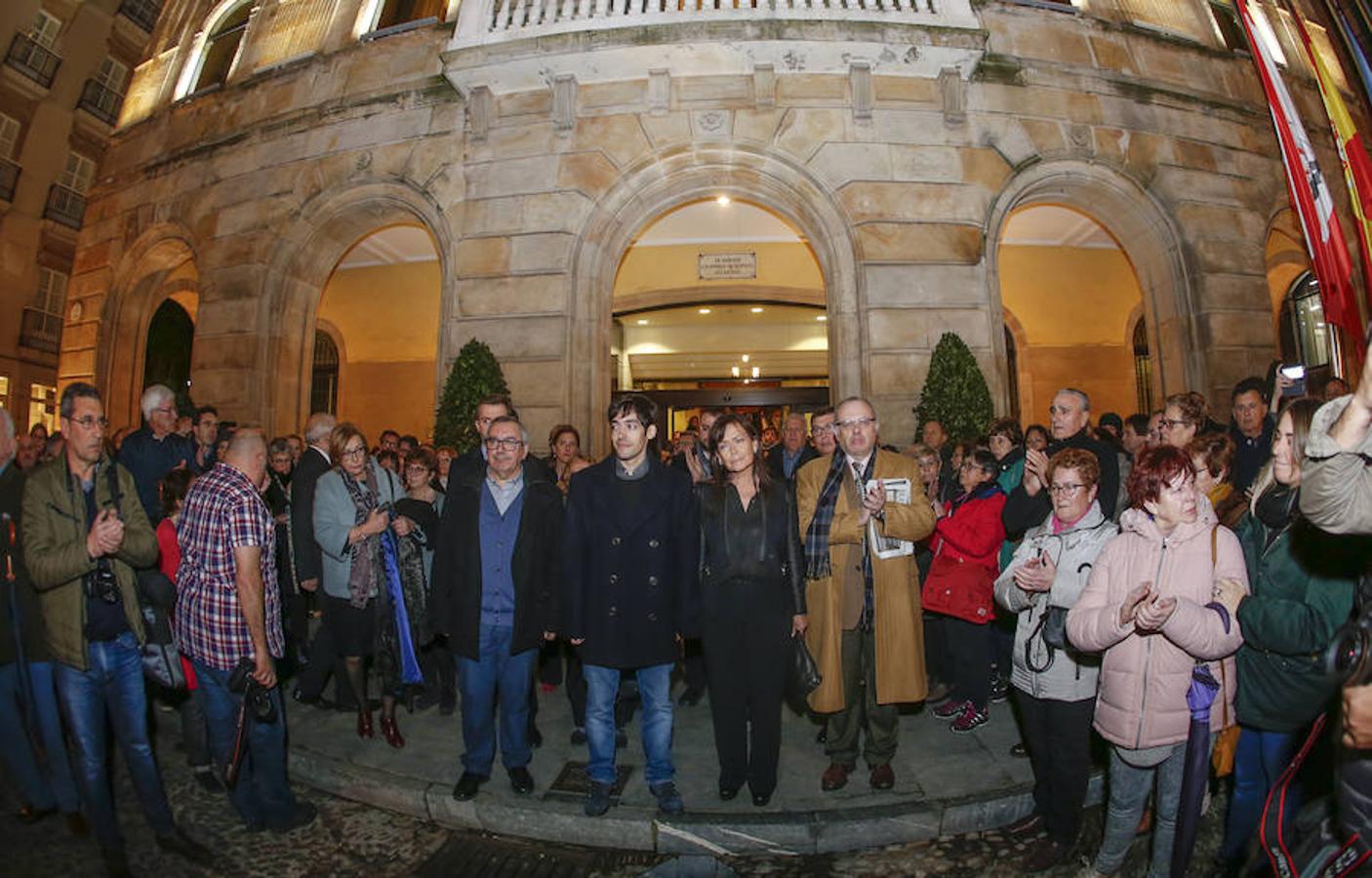 La capilla ardiente se trasladó, esta mañana, de la Junta General al Ayuntamiento de Gijón donde permanecerá hasta las 19 horas de viernes