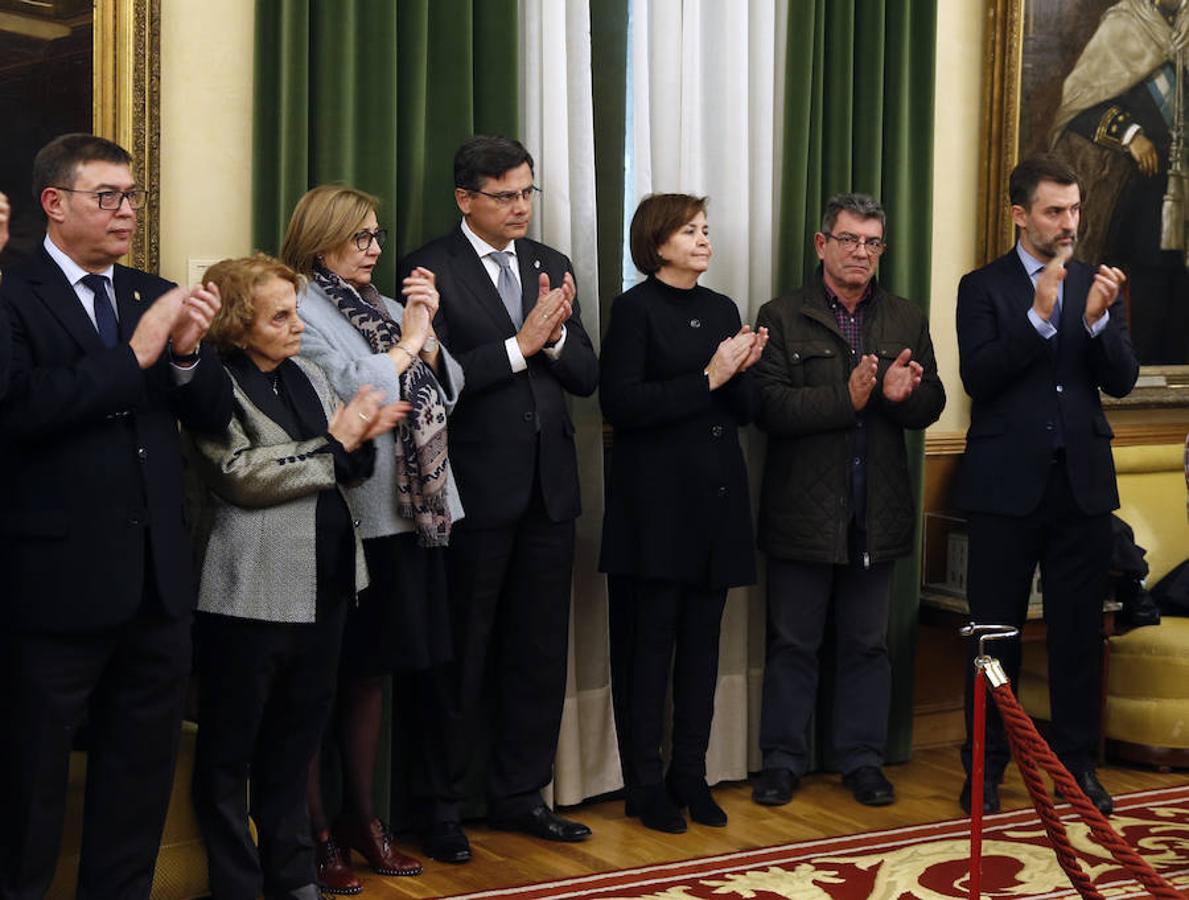 La capilla ardiente se trasladó, esta mañana, de la Junta General al Ayuntamiento de Gijón donde permanecerá hasta las 19 horas de viernes