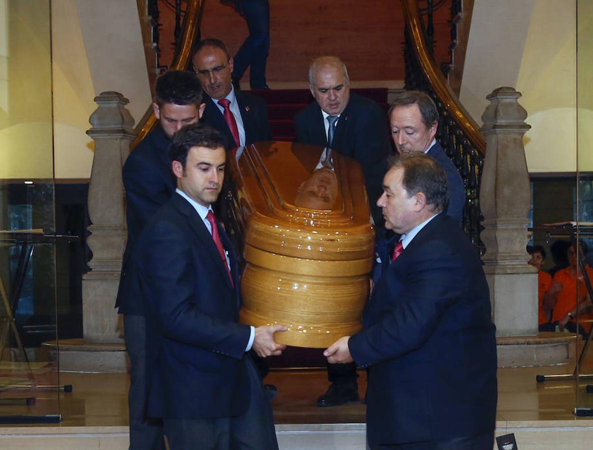 La capilla ardiente se trasladó, esta mañana, de la Junta General al Ayuntamiento de Gijón donde permanecerá hasta las 19 horas de viernes