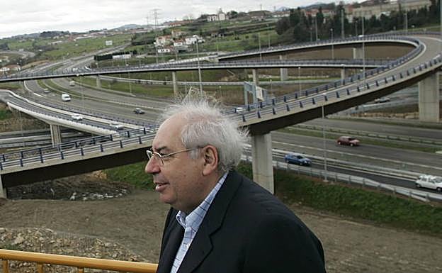 Imagen. Areces, en 2007, en la inauguración del nudo de comunicaciones que enlaza en Gijón la autovía minera con la ronda Sur y la A-8.