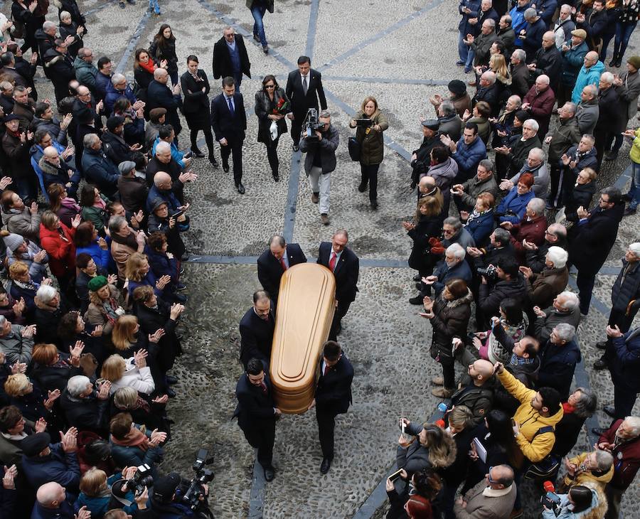 La capilla ardiente se trasladó, esta mañana, de la Junta General al Ayuntamiento de Gijón donde permanecerá hasta las 19 horas de viernes