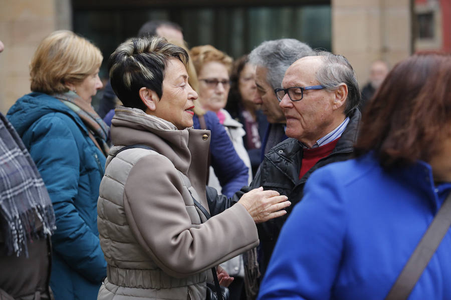 La capilla ardiente se trasladó, esta mañana, de la Junta General al Ayuntamiento de Gijón donde permanecerá hasta las 19 horas de viernes