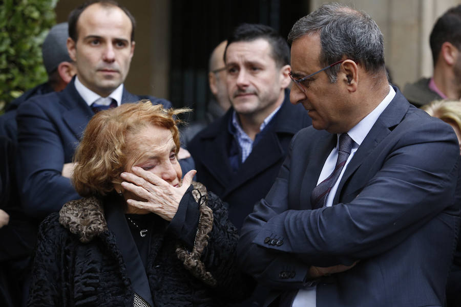 La capilla ardiente se trasladó, esta mañana, de la Junta General al Ayuntamiento de Gijón donde permanecerá hasta las 19 horas de viernes