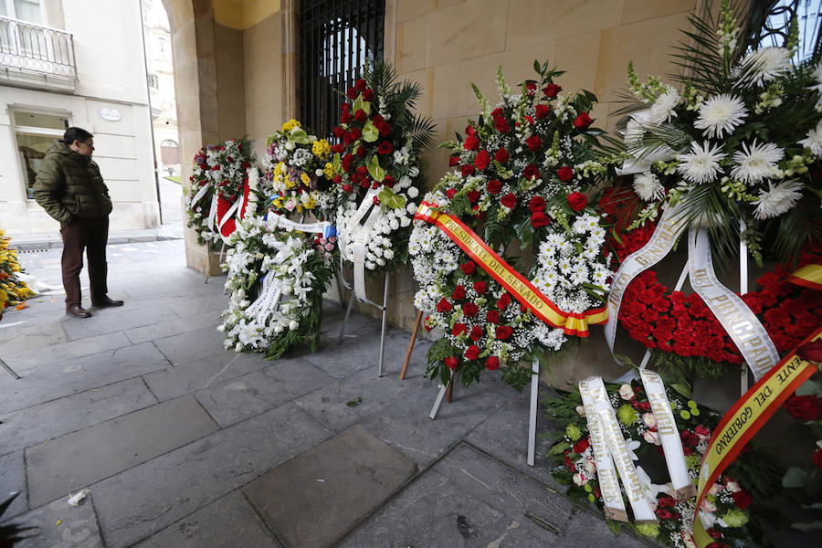 La capilla ardiente se trasladó, esta mañana, de la Junta General al Ayuntamiento de Gijón donde permanecerá hasta las 19 horas de viernes