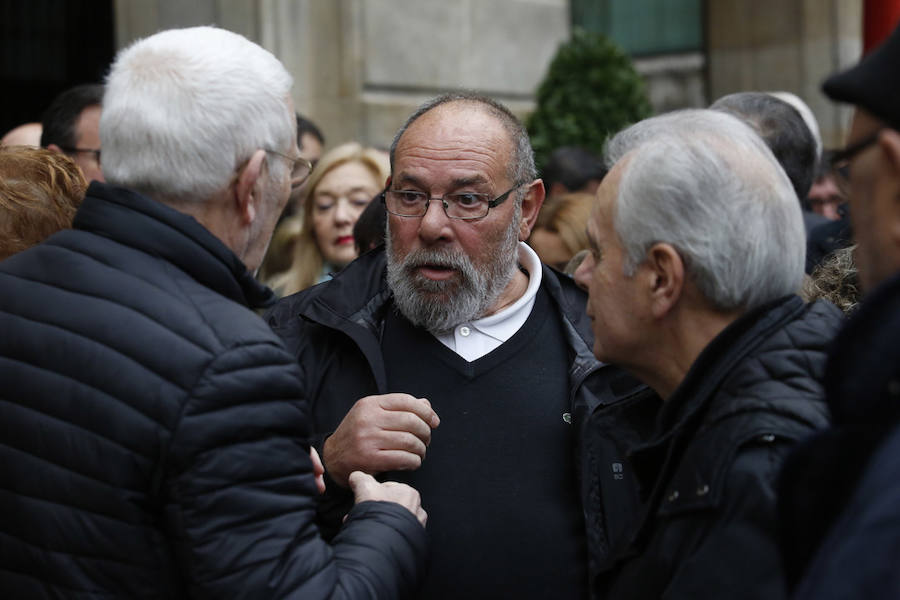 La capilla ardiente se trasladó, esta mañana, de la Junta General al Ayuntamiento de Gijón donde permanecerá hasta las 19 horas de viernes