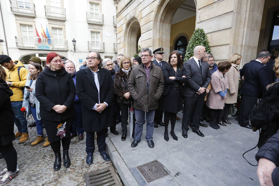 La capilla ardiente se trasladó, esta mañana, de la Junta General al Ayuntamiento de Gijón donde permanecerá hasta las 19 horas de viernes