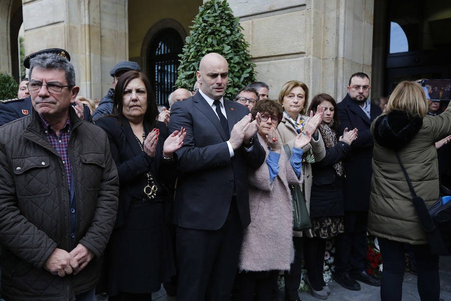 La capilla ardiente se trasladó, esta mañana, de la Junta General al Ayuntamiento de Gijón donde permanecerá hasta las 19 horas de viernes