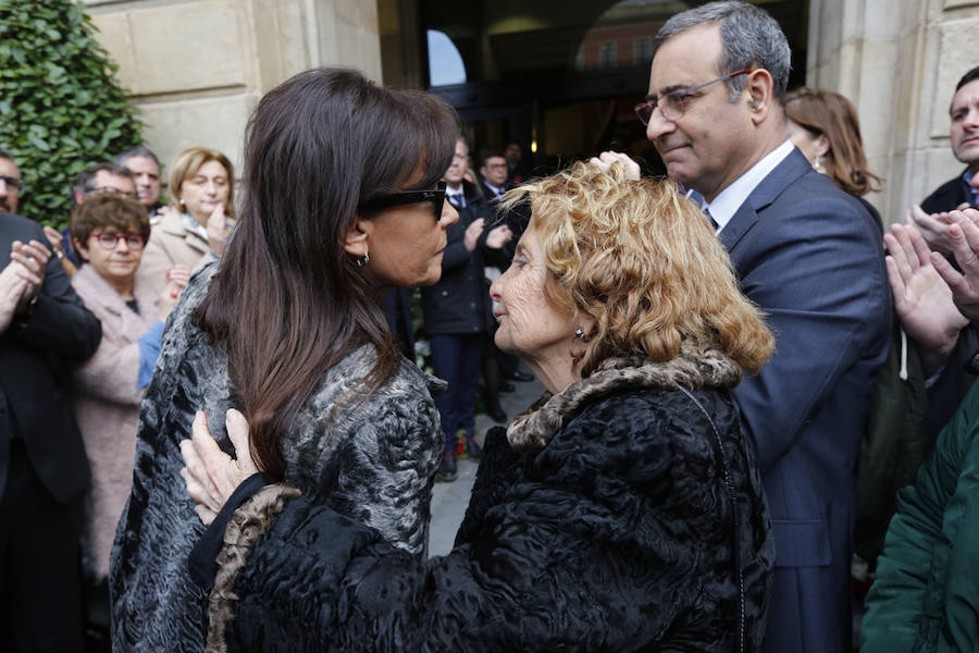 La capilla ardiente se trasladó, esta mañana, de la Junta General al Ayuntamiento de Gijón donde permanecerá hasta las 19 horas de viernes