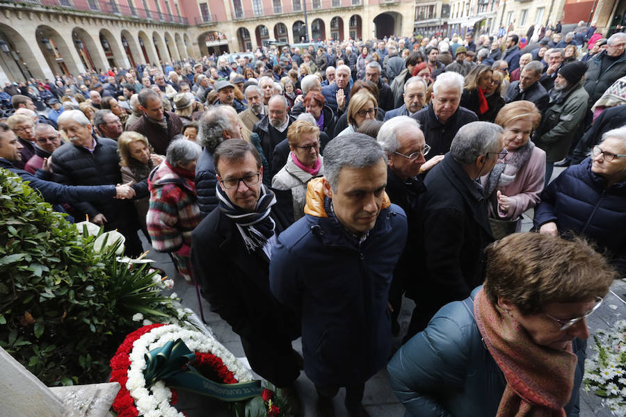 La capilla ardiente se trasladó, esta mañana, de la Junta General al Ayuntamiento de Gijón donde permanecerá hasta las 19 horas de viernes