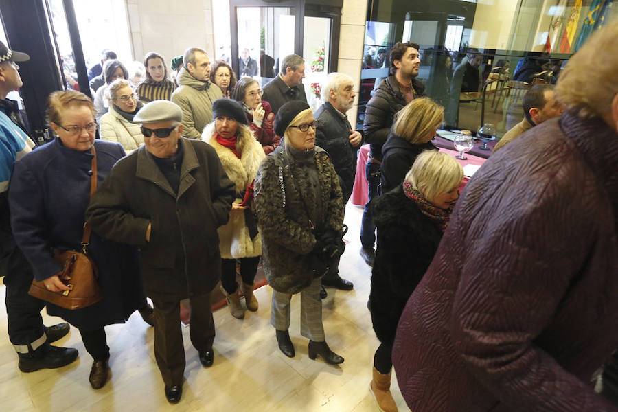 La capilla ardiente se trasladó, esta mañana, de la Junta General al Ayuntamiento de Gijón donde permanecerá hasta las 19 horas de viernes