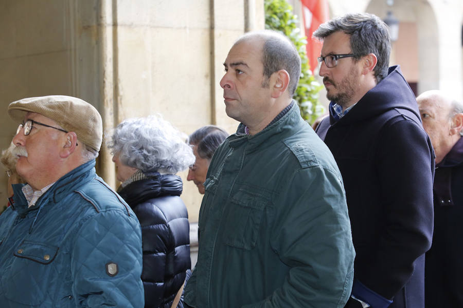 La capilla ardiente se trasladó, esta mañana, de la Junta General al Ayuntamiento de Gijón donde permanecerá hasta las 19 horas de viernes