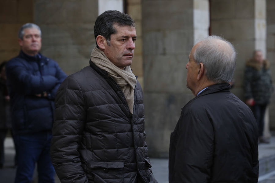 La capilla ardiente se trasladó, esta mañana, de la Junta General al Ayuntamiento de Gijón donde permanecerá hasta las 19 horas de viernes