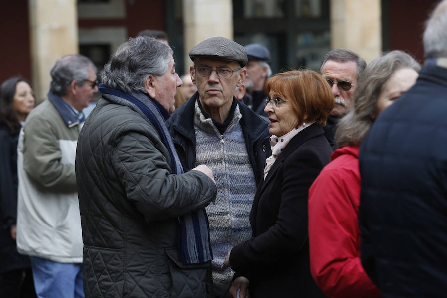 La capilla ardiente se trasladó, esta mañana, de la Junta General al Ayuntamiento de Gijón donde permanecerá hasta las 19 horas de viernes