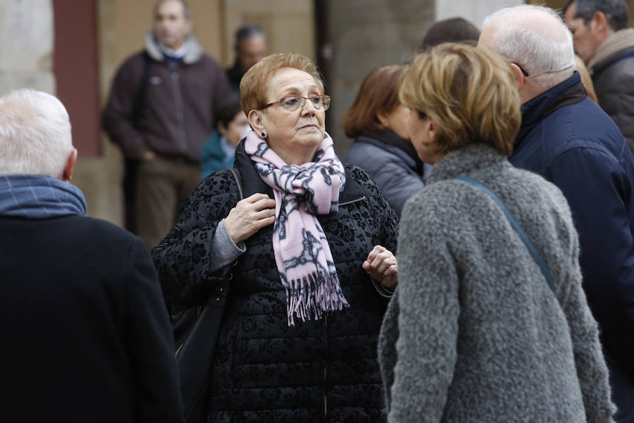 La capilla ardiente se trasladó, esta mañana, de la Junta General al Ayuntamiento de Gijón donde permanecerá hasta las 19 horas de viernes