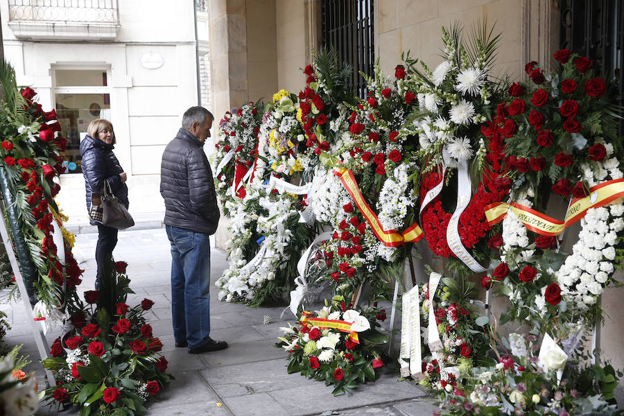 La capilla ardiente se trasladó, esta mañana, de la Junta General al Ayuntamiento de Gijón donde permanecerá hasta las 19 horas de viernes