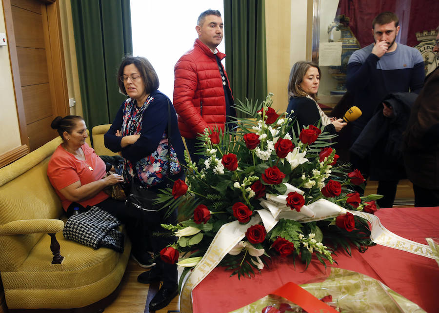 La capilla ardiente se trasladó, esta mañana, de la Junta General al Ayuntamiento de Gijón donde permanecerá hasta las 19 horas de viernes