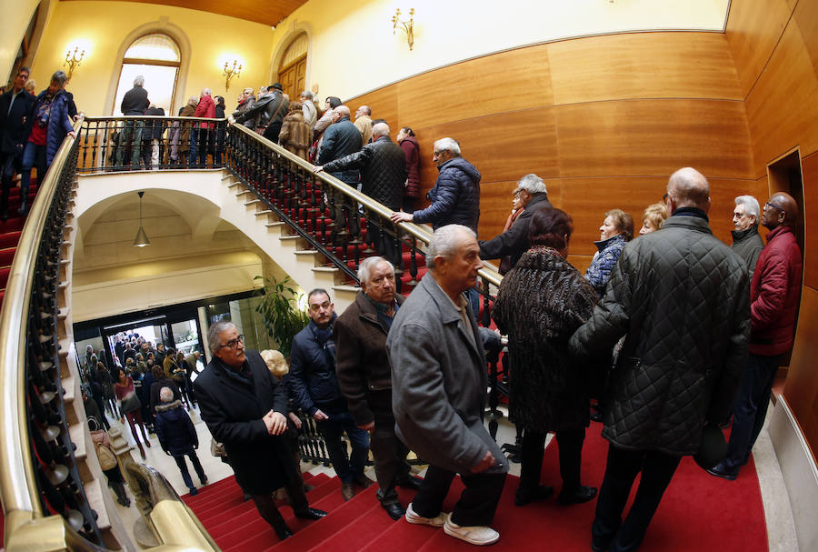 La capilla ardiente se trasladó, esta mañana, de la Junta General al Ayuntamiento de Gijón donde permanecerá hasta las 19 horas de viernes