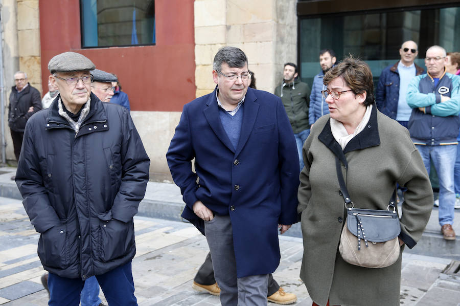 La capilla ardiente se trasladó, esta mañana, de la Junta General al Ayuntamiento de Gijón donde permanecerá hasta las 19 horas de viernes