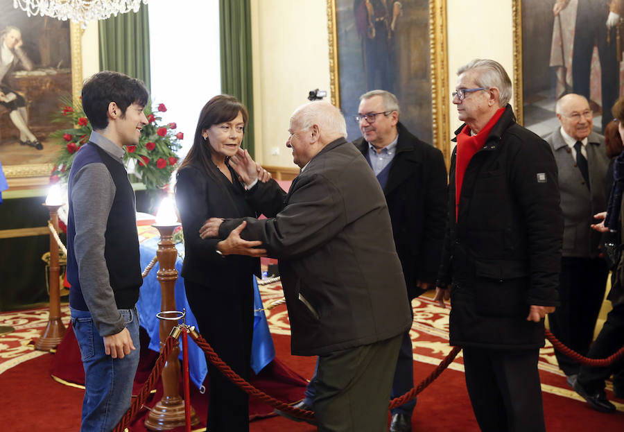 La capilla ardiente se trasladó, esta mañana, de la Junta General al Ayuntamiento de Gijón donde permanecerá hasta las 19 horas de viernes