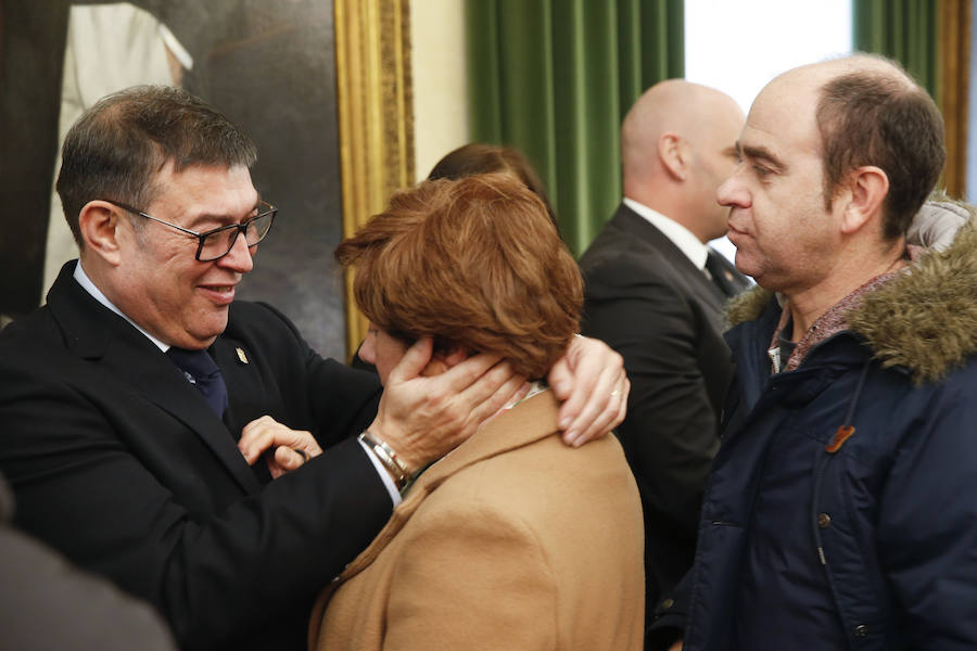 La capilla ardiente se trasladó, esta mañana, de la Junta General al Ayuntamiento de Gijón donde permanecerá hasta las 19 horas de viernes