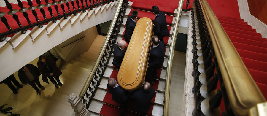 La capilla ardiente se trasladó, esta mañana, de la Junta General al Ayuntamiento de Gijón donde permanecerá hasta las 19 horas de viernes