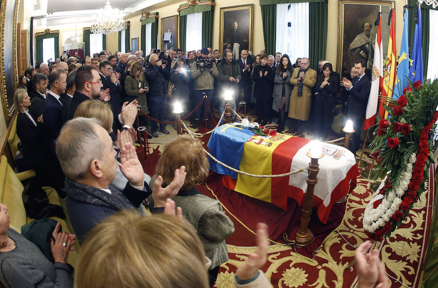 La capilla ardiente se trasladó, esta mañana, de la Junta General al Ayuntamiento de Gijón donde permanecerá hasta las 19 horas de viernes