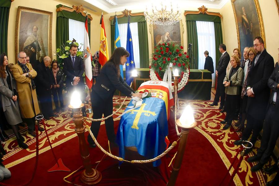 La capilla ardiente se trasladó, esta mañana, de la Junta General al Ayuntamiento de Gijón donde permanecerá hasta las 19 horas de viernes