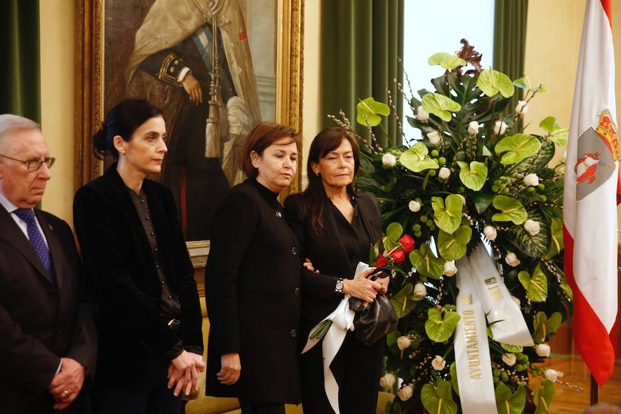 La capilla ardiente se trasladó, esta mañana, de la Junta General al Ayuntamiento de Gijón donde permanecerá hasta las 19 horas de viernes