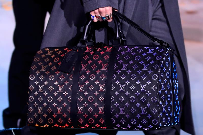 La moda vive desde este martes una semana especialmente agitada en París con la presentación de la primera colección para hombre de Celine, de la mano del polémico diseñador Hedi Slimane, y con el estreno de Loewe en la pasarela masculina. La moda futurista de Dior y un hombre alejado de las tendencias deportivas, lo más destacado