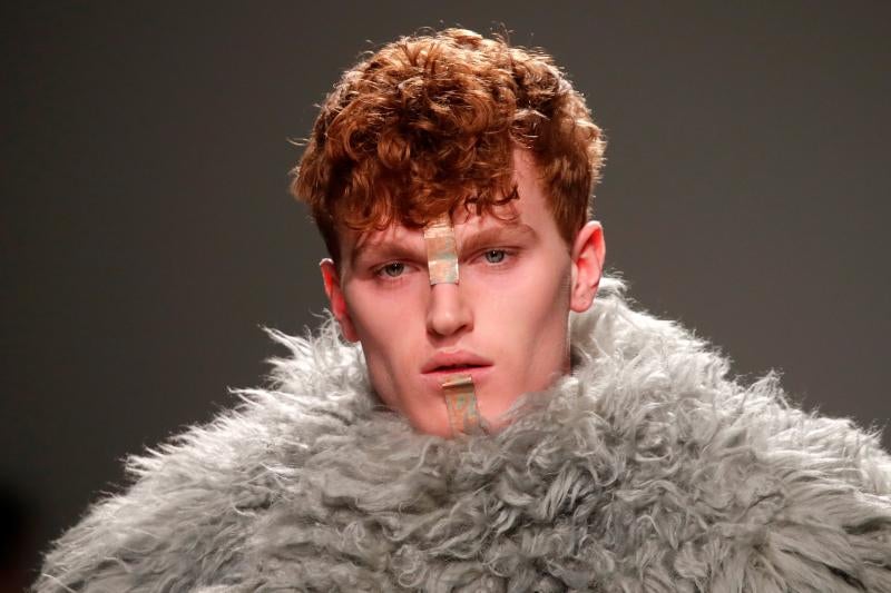 La moda vive desde este martes una semana especialmente agitada en París con la presentación de la primera colección para hombre de Celine, de la mano del polémico diseñador Hedi Slimane, y con el estreno de Loewe en la pasarela masculina. La moda futurista de Dior y un hombre alejado de las tendencias deportivas, lo más destacado