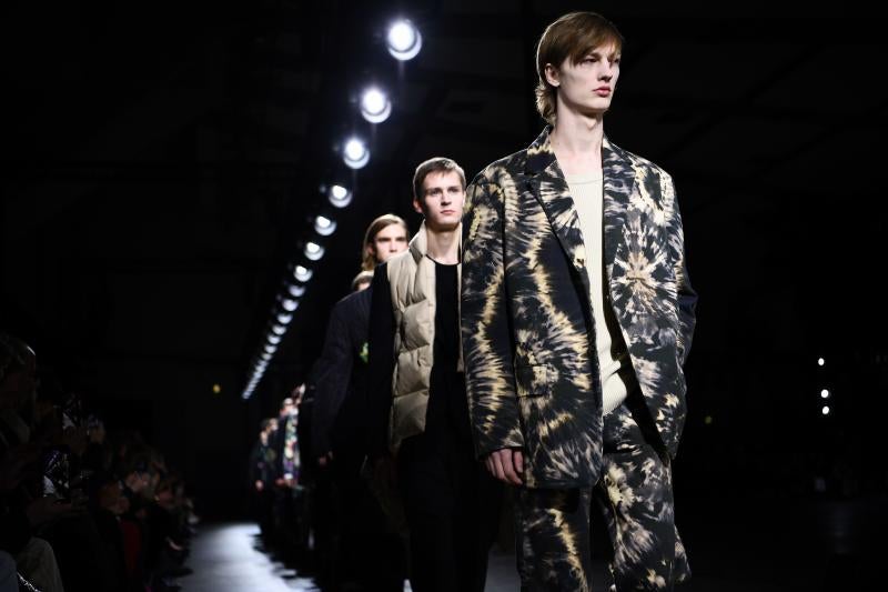 La moda vive desde este martes una semana especialmente agitada en París con la presentación de la primera colección para hombre de Celine, de la mano del polémico diseñador Hedi Slimane, y con el estreno de Loewe en la pasarela masculina. La moda futurista de Dior y un hombre alejado de las tendencias deportivas, lo más destacado