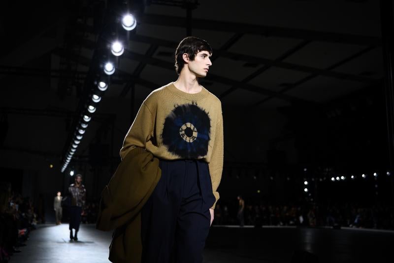 La moda vive desde este martes una semana especialmente agitada en París con la presentación de la primera colección para hombre de Celine, de la mano del polémico diseñador Hedi Slimane, y con el estreno de Loewe en la pasarela masculina. La moda futurista de Dior y un hombre alejado de las tendencias deportivas, lo más destacado