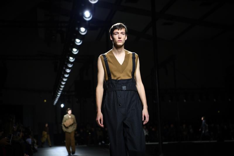 La moda vive desde este martes una semana especialmente agitada en París con la presentación de la primera colección para hombre de Celine, de la mano del polémico diseñador Hedi Slimane, y con el estreno de Loewe en la pasarela masculina. La moda futurista de Dior y un hombre alejado de las tendencias deportivas, lo más destacado