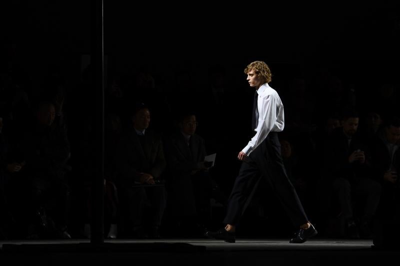 La moda vive desde este martes una semana especialmente agitada en París con la presentación de la primera colección para hombre de Celine, de la mano del polémico diseñador Hedi Slimane, y con el estreno de Loewe en la pasarela masculina. La moda futurista de Dior y un hombre alejado de las tendencias deportivas, lo más destacado