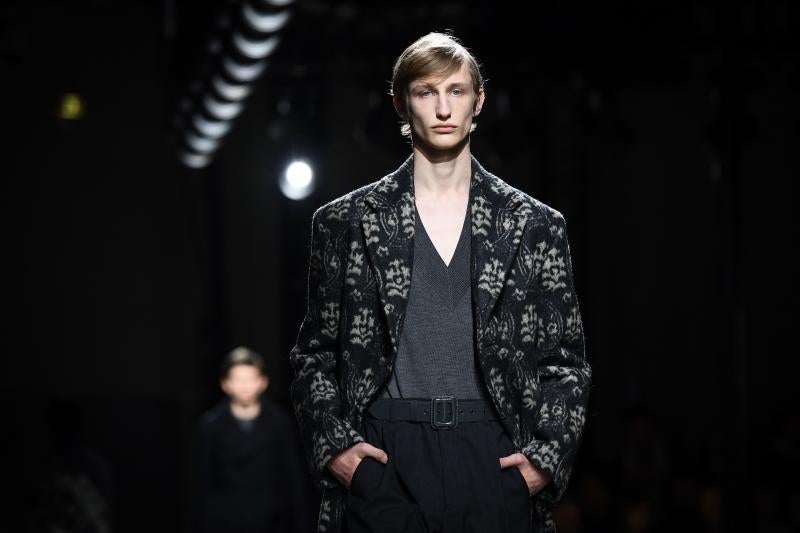 La moda vive desde este martes una semana especialmente agitada en París con la presentación de la primera colección para hombre de Celine, de la mano del polémico diseñador Hedi Slimane, y con el estreno de Loewe en la pasarela masculina. La moda futurista de Dior y un hombre alejado de las tendencias deportivas, lo más destacado