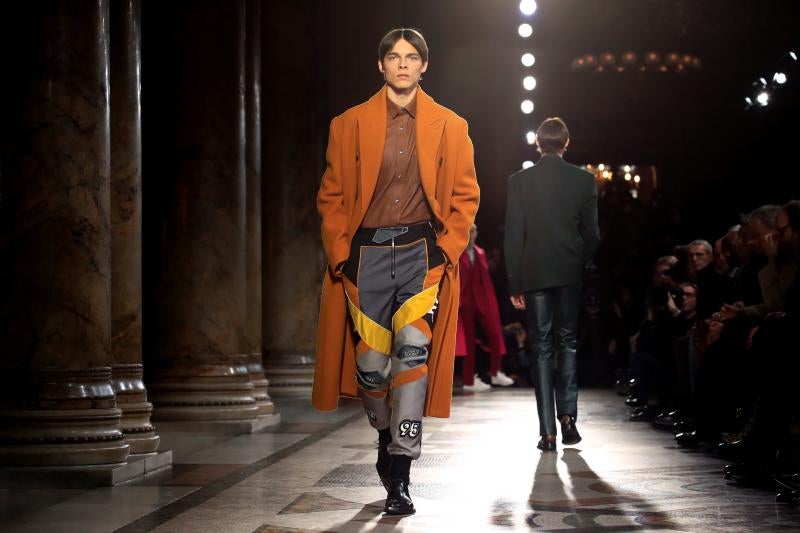 La moda vive desde este martes una semana especialmente agitada en París con la presentación de la primera colección para hombre de Celine, de la mano del polémico diseñador Hedi Slimane, y con el estreno de Loewe en la pasarela masculina. La moda futurista de Dior y un hombre alejado de las tendencias deportivas, lo más destacado