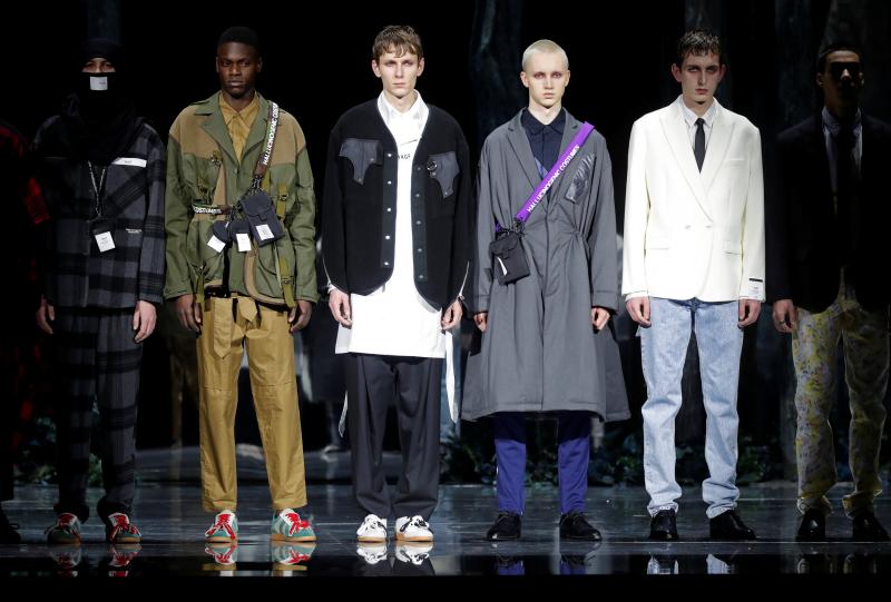 La moda vive desde este martes una semana especialmente agitada en París con la presentación de la primera colección para hombre de Celine, de la mano del polémico diseñador Hedi Slimane, y con el estreno de Loewe en la pasarela masculina. La moda futurista de Dior y un hombre alejado de las tendencias deportivas, lo más destacado