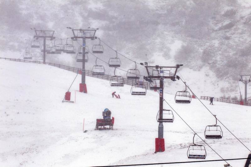 Las estaciones de esquí siguen cerradas el fin de semana a la espera de más nieve, que ya empieza a cubrir las zonas altas del Principado.