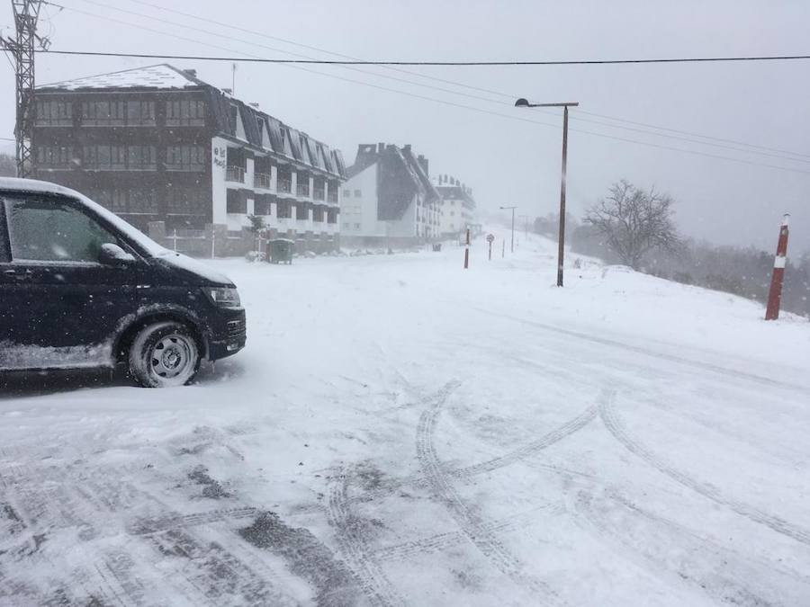 Las estaciones de esquí siguen cerradas el fin de semana a la espera de más nieve