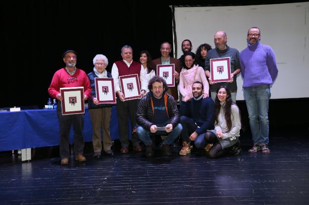 Foto de familia de los premiados tras la gala de entrega. 