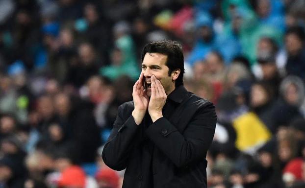 Santiago Solari da indicaciones durante el partido ante el Sevilla. 