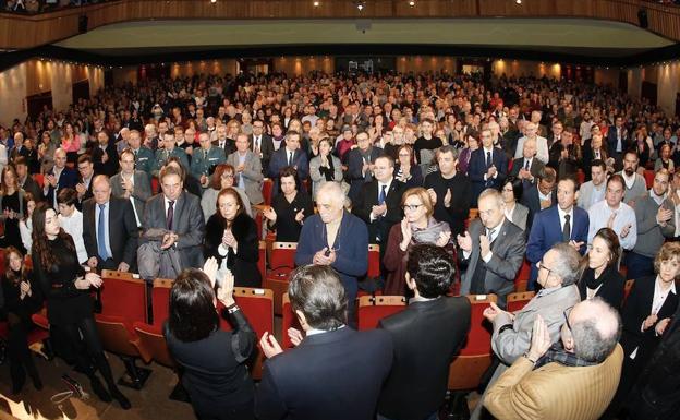 El teatro de la Laboral, en pie, en memoria de Vicente Álvarez Areces.