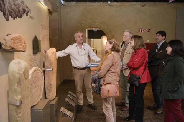 Ángel Villa Valdés dirige una visita guiada al museo.