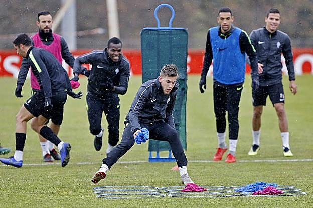 Álvaro Jiménez completa, bajo la lluvia, un ejercicio en presencia de Hernán, Molinero, Cofie y Blackman. 