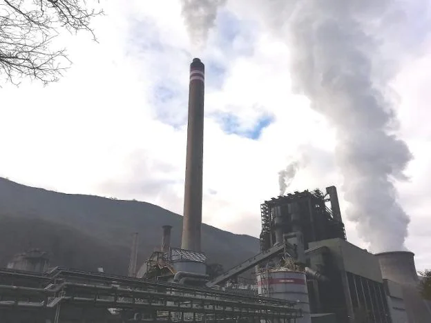 La térmica de Soto de la Barca, en Tineo, que Naturgy quiere cerrar tiene una capacidad de 530 Mw. 