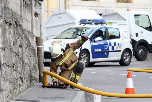 Un bombero ante un hidrante en Las Segadas. 